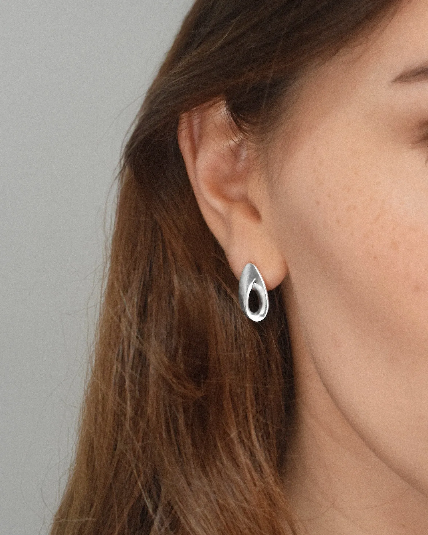 Aqua swirl small studs silver