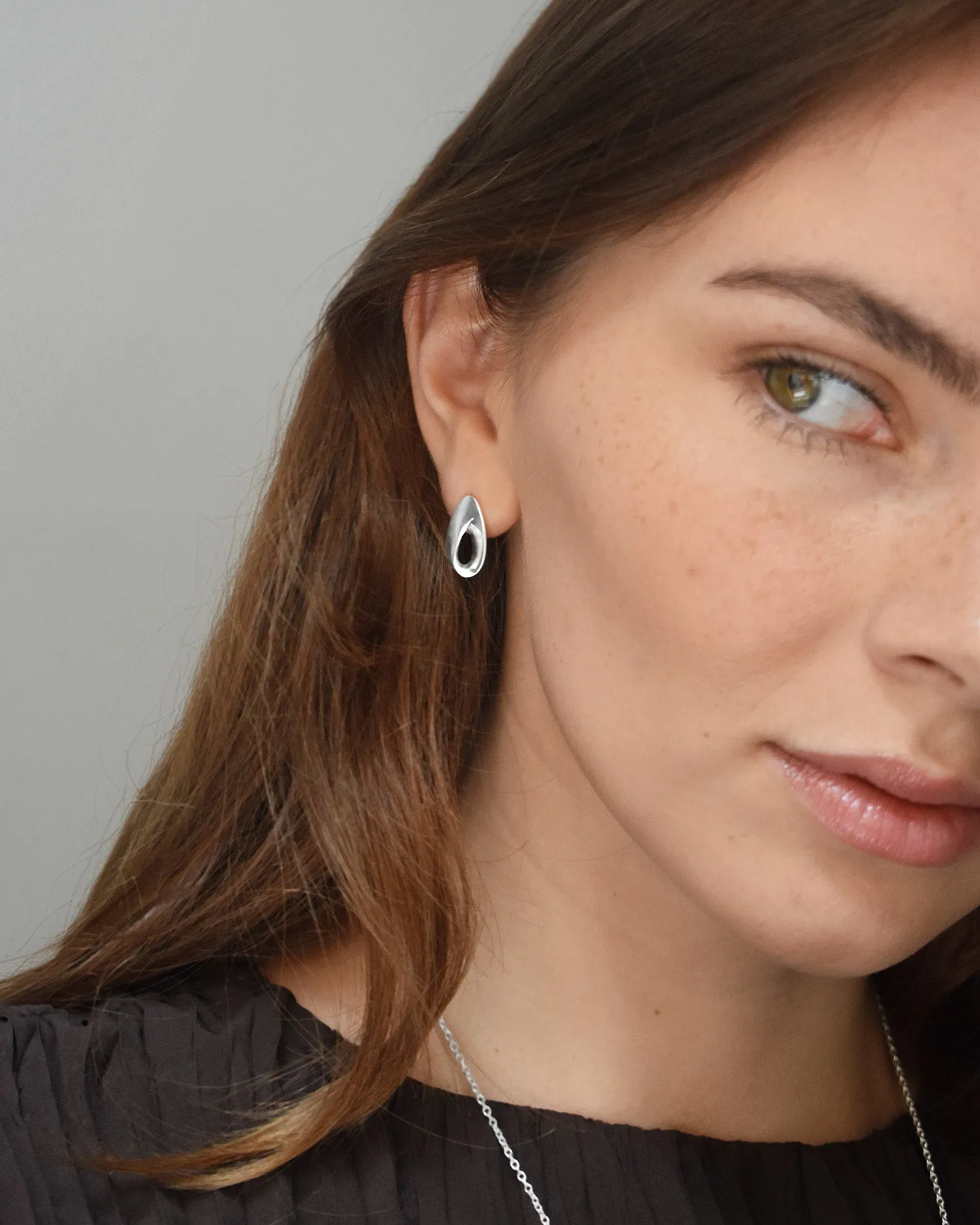 Aqua swirl small studs silver